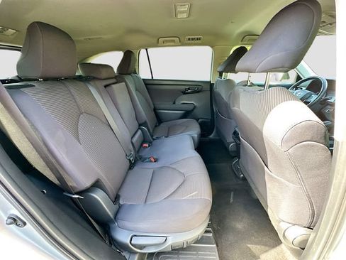 Used 2024 Toyota Highlander LE AWD/4WD image 26