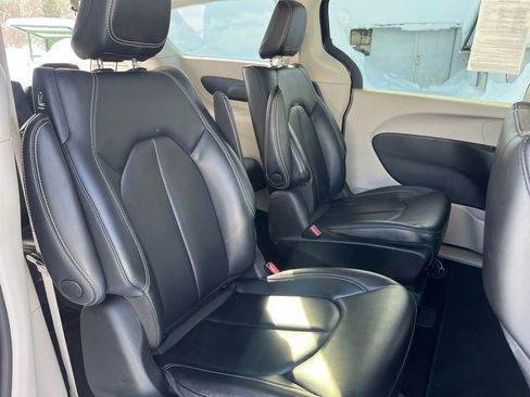 Used 2023 Chrysler Pacifica Touring-L image 39