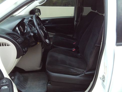 Used 2016 Dodge Grand Caravan American Value Package w/ UConnect Hands-Free Group FWD image 12
