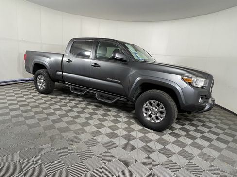 Used 2017 Toyota Tacoma SR5 w/ Tow Package AWD/4WD image 7