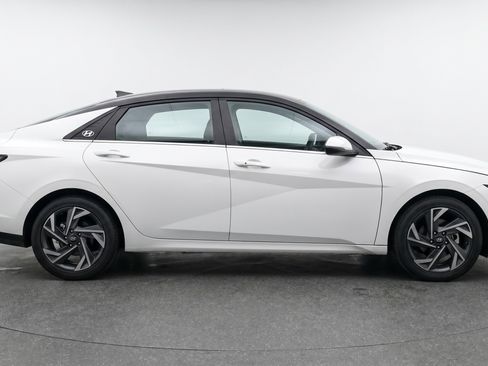 Used 2025 Hyundai Elantra SEL image 11