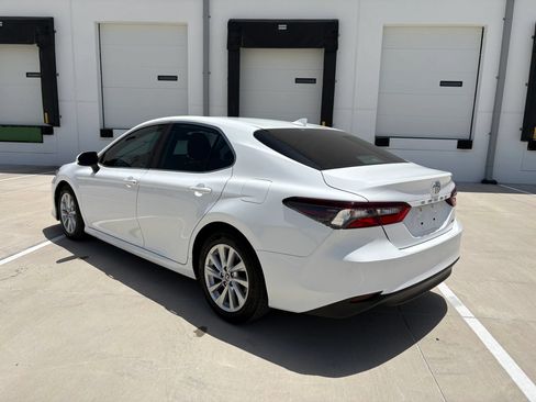 Used 2021 Toyota Camry LE FWD image 5