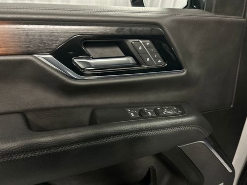 Used 2025 GMC Yukon Denali AWD/4WD image 14