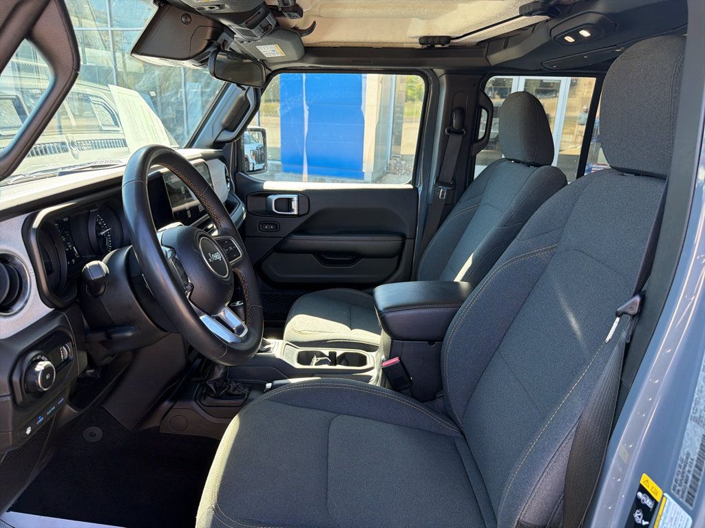 Used 2024 Jeep Wrangler Unlimited Sahara AWD/4WD image 5