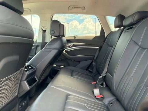 Used 2019 Audi e-tron Prestige w/ Prestige Package AWD/4WD image 18