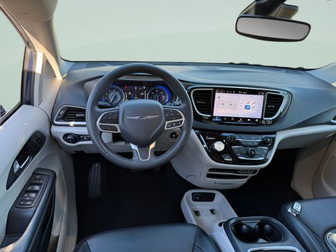 Used 2024 Chrysler Pacifica Touring-L FWD image 7