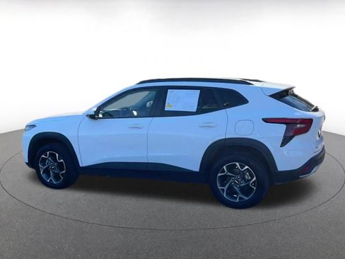 Used 2025 Chevrolet Trax LT image 9