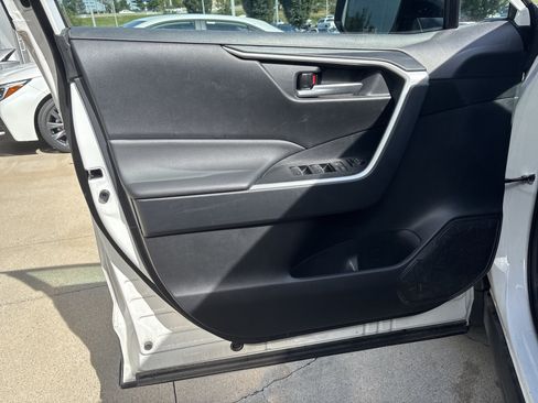 Used 2025 Toyota RAV4 XLE AWD/4WD image 38