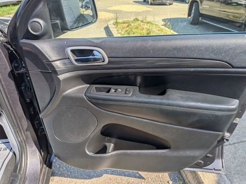 Used 2019 Jeep Grand Cherokee Laredo AWD/4WD image 35