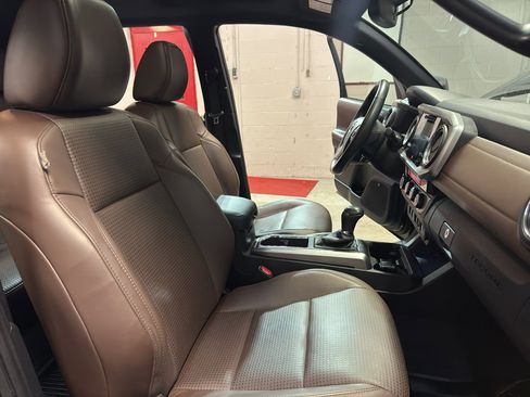 Used 2016 Toyota Tacoma Limited w/ Towing Package image 21