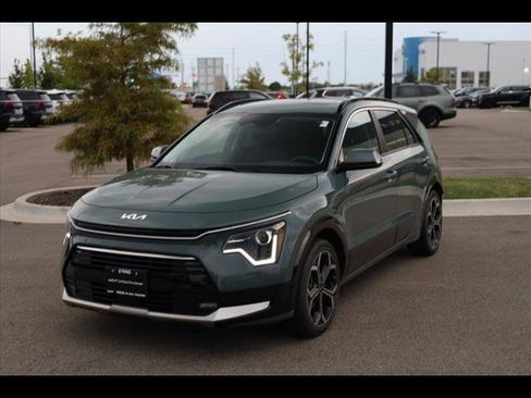 Used 2023 Kia Niro EX Touring image 3