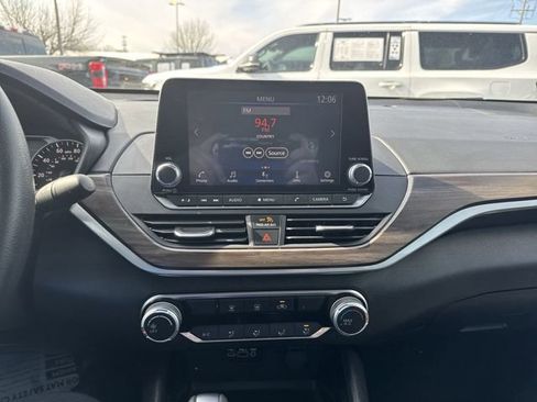 Used 2024 Nissan Altima 2.5 SV FWD image 25