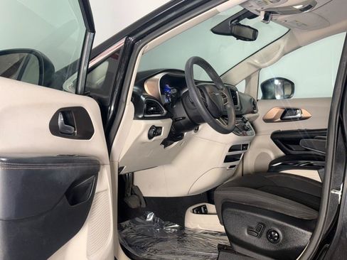 Used 2017 Chrysler Pacifica Touring Plus w/ Security Group FWD image 9