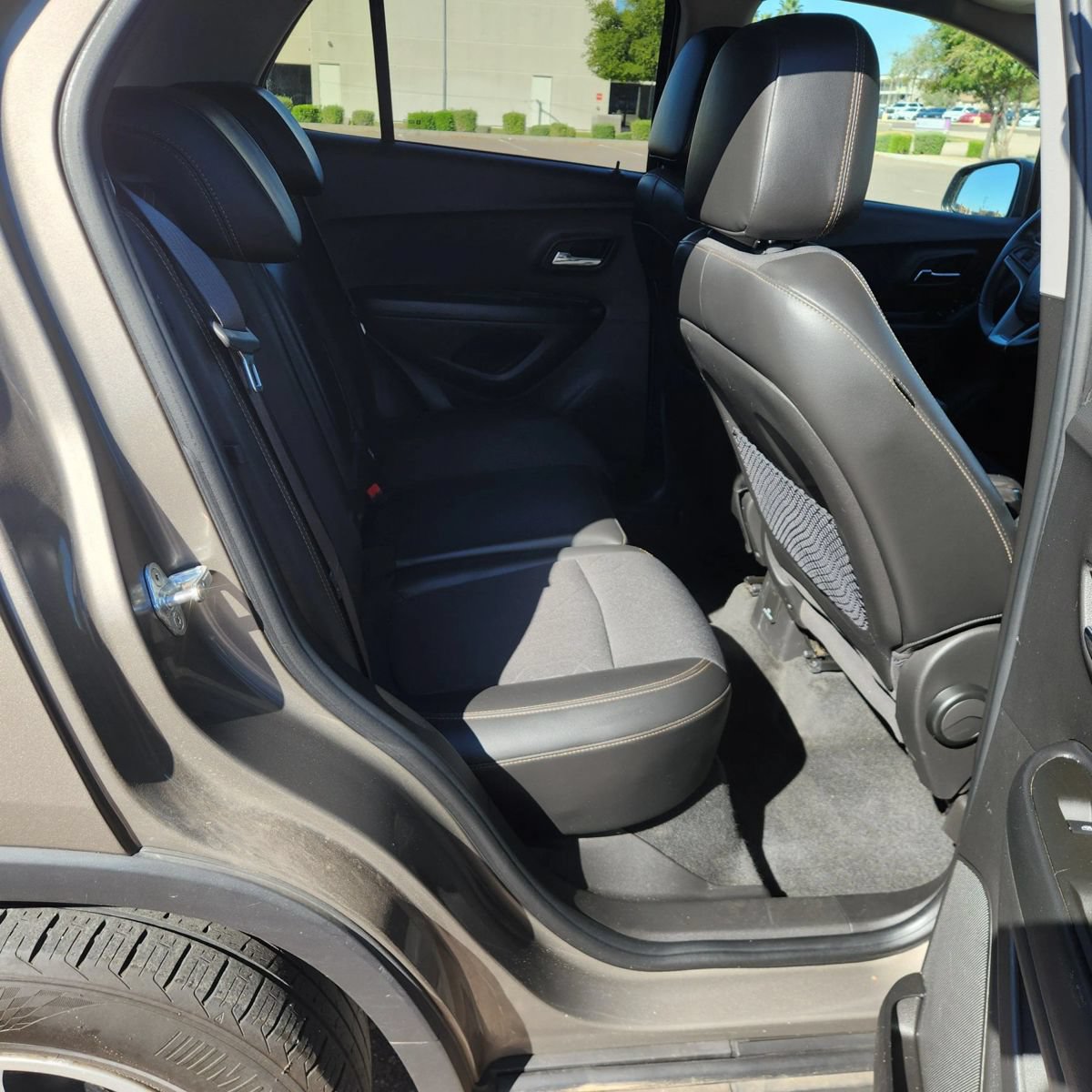 Used 2021 Chevrolet Trax LT w/ LT Convenience Package FWD image 12