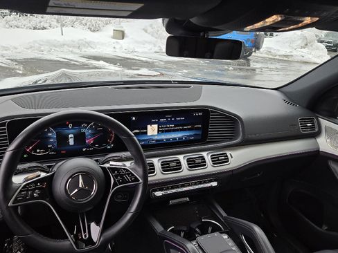 Used 2025 Mercedes-Benz GLS 450 4MATIC image 9