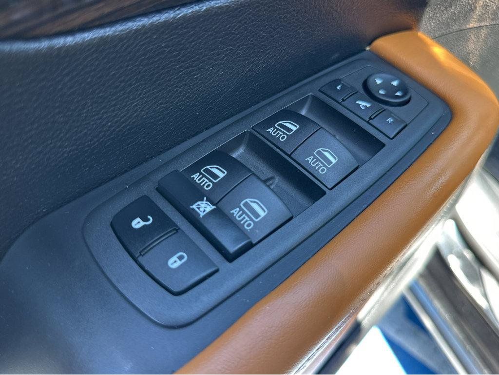 Used 2023 Chrysler Pacifica Pinnacle FWD image 35