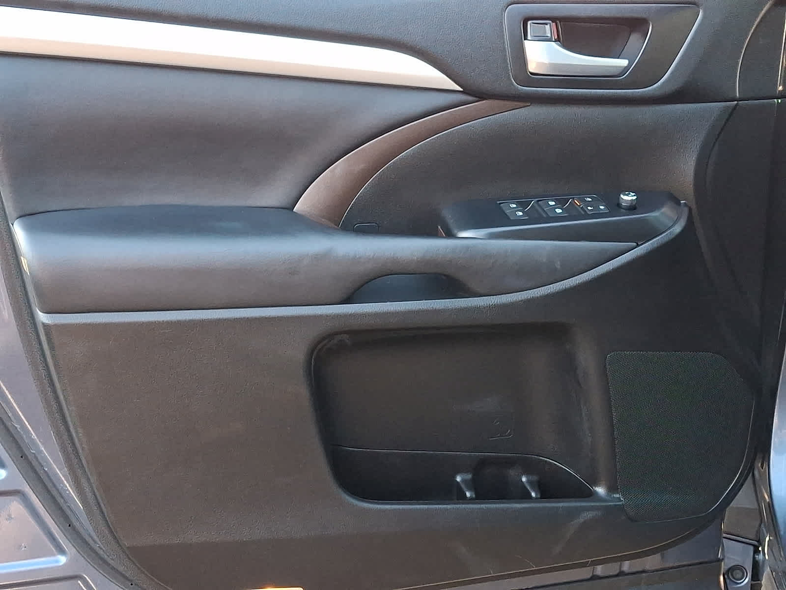 Used 2018 Toyota Highlander XLE AWD/4WD image 15