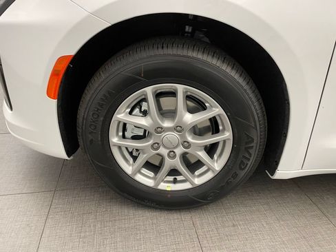 New 2027 Chrysler Pacifica Select FWD image 8