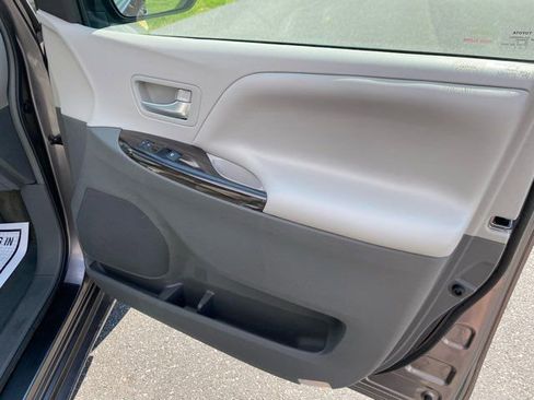 Used 2017 Toyota Sienna XLE image 24