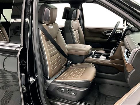 Used 2025 GMC Yukon XL Denali Ultimate w/ LPO, Floor Liner Package AWD/4WD image 8