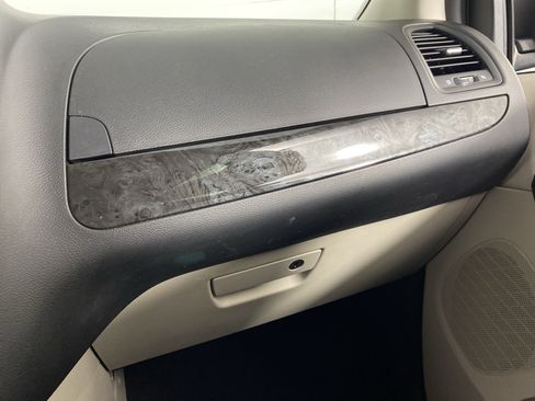Used 2018 Dodge Grand Caravan SE w/ UConnect Hands-Free Group FWD image 29