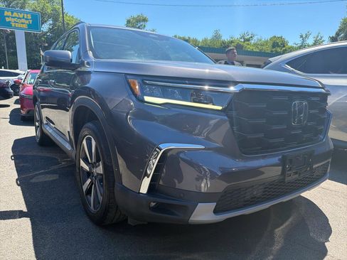 Used 2023 Honda Pilot Touring image 3