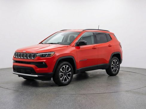Used 2025 Jeep Compass Trailhawk AWD/4WD image 3