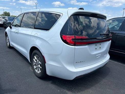 Used 2025 Chrysler Pacifica Select FWD image 4