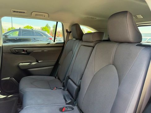 Used 2024 Toyota Highlander LE AWD/4WD image 32