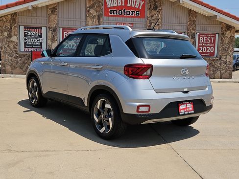 Used 2025 Hyundai Venue SEL FWD image 2