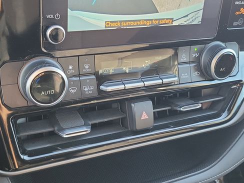 Certified 2023 Toyota Highlander L image 29