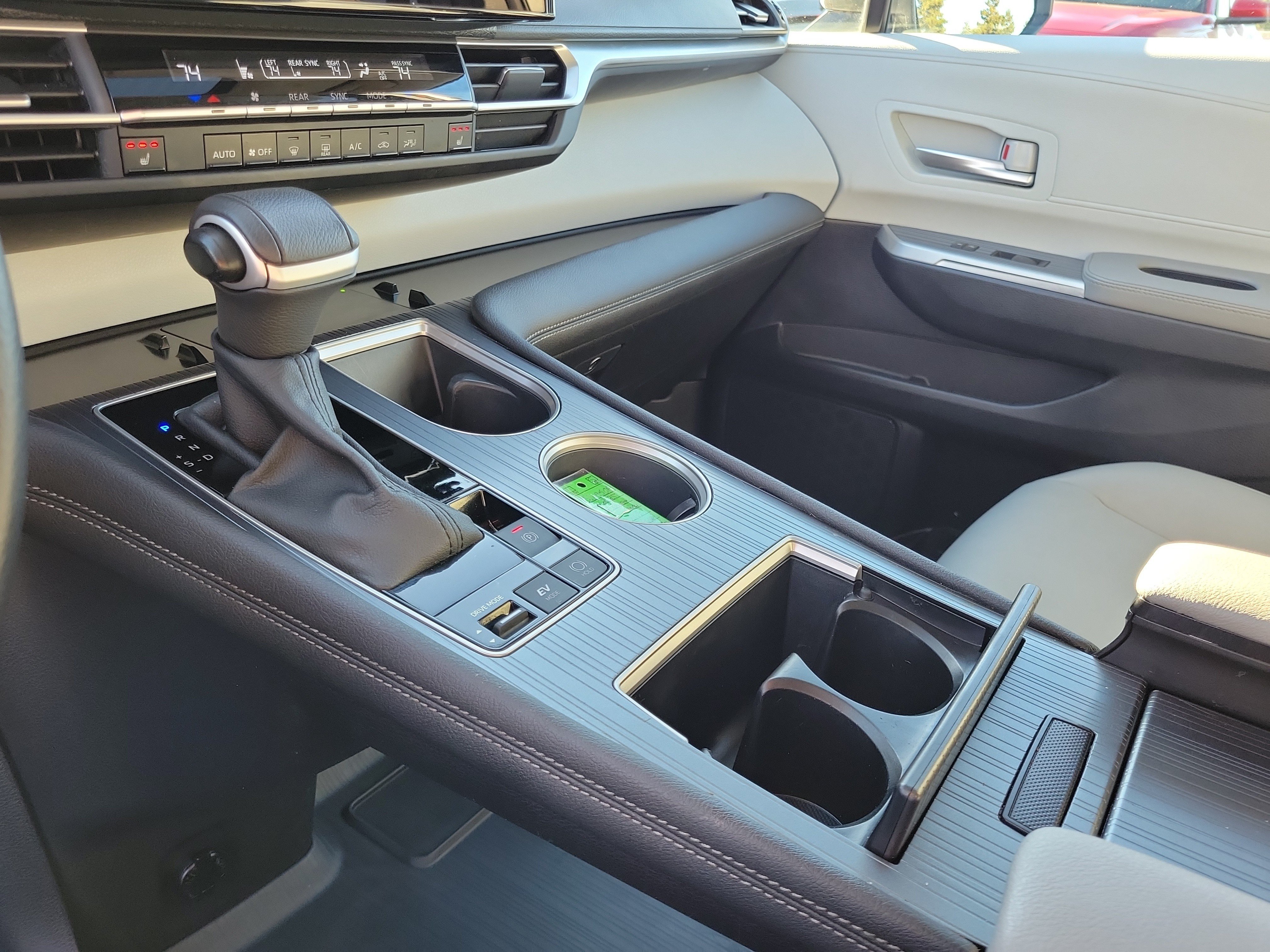 Used 2025 Toyota Sienna XLE w/ XLE Plus Package FWD image 30