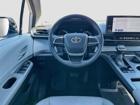 Used 2025 Toyota Sienna XLE w/ XLE Plus Package FWD image 21