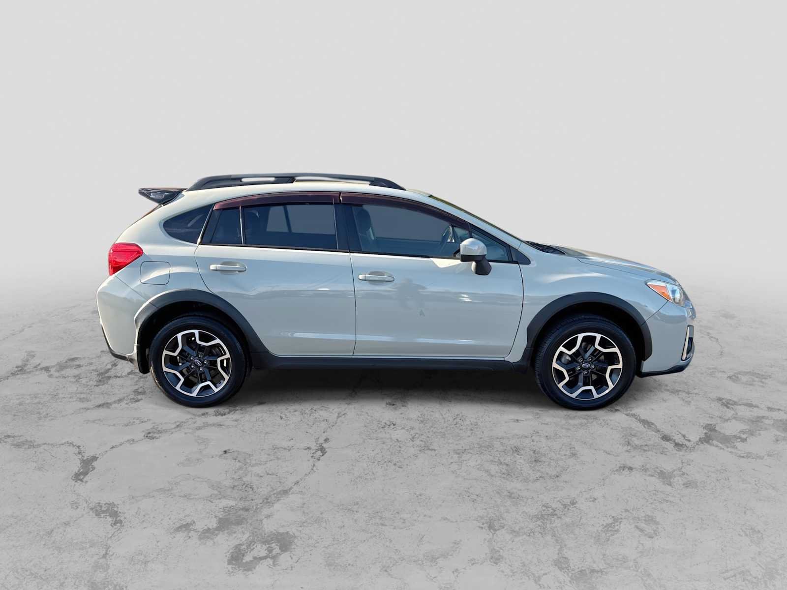 Used 2017 Subaru Crosstrek 2.0i Premium w/ Moonroof Package AWD/4WD image 9