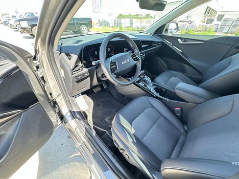 Used 2023 Kia Niro EX Touring FWD image 10