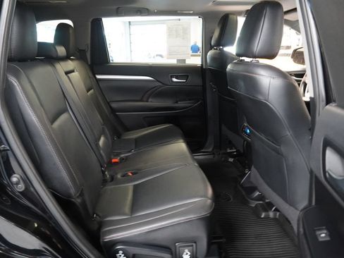 Used 2019 Toyota Highlander XLE AWD/4WD image 34