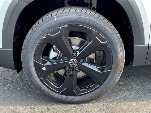 New 2025 Volkswagen Taos SEL image 13