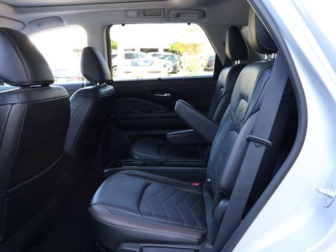 Used 2022 Nissan Pathfinder Platinum w/ Cargo Package image 17