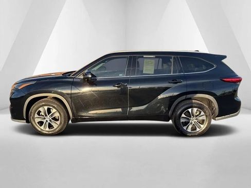 Used 2022 Toyota Highlander XLE image 4