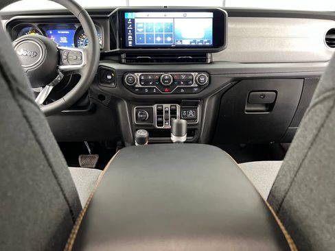 Used 2025 Jeep Wrangler Unlimited Sahara AWD/4WD image 39