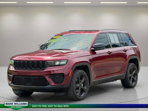 Used 2023 Jeep Grand Cherokee Altitude AWD/4WD image 4