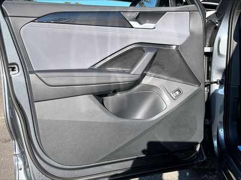 New 2026 Volkswagen Tiguan SE R-Line FWD image 10
