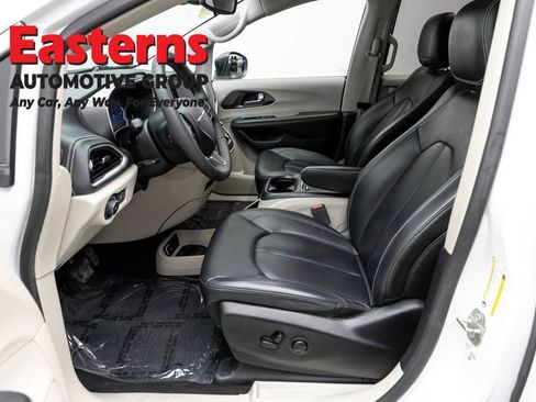 Used 2023 Chrysler Pacifica Touring-L FWD image 14