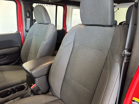 Used 2025 Jeep Wrangler Unlimited Sahara image 20