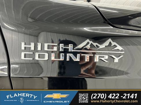 Used 2025 Chevrolet Suburban High Country AWD/4WD image 18
