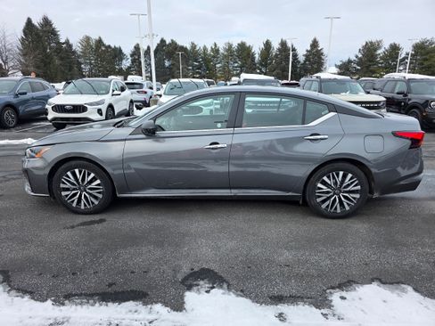 Used 2024 Nissan Altima 2.5 SV image 2