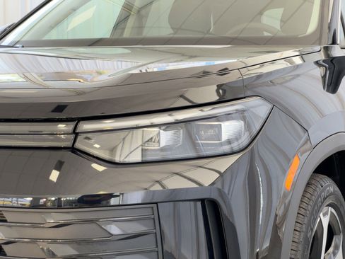 New 2026 Volkswagen Tiguan SE image 11