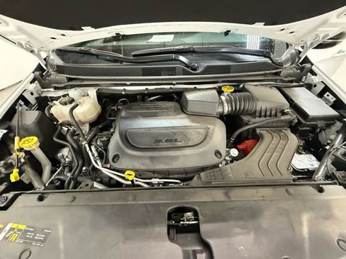Used 2025 Chrysler Pacifica Limited FWD image 14