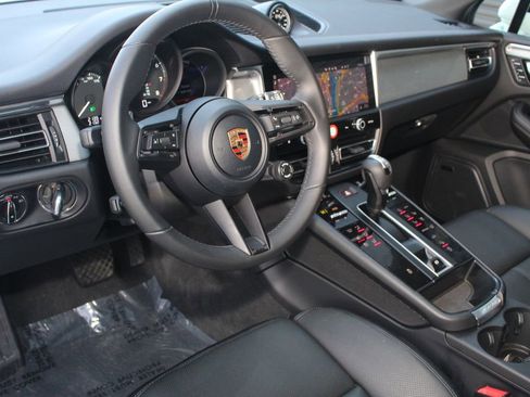 Certified 2026 Porsche Macan AWD/4WD image 4