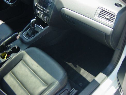 Used 2017 Volkswagen Jetta SE image 14